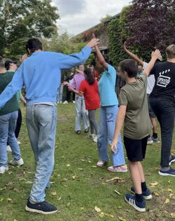 Schwungvoller Auftakt: Jugendliche eröffnen das Jubiläum mit einem Tanz.