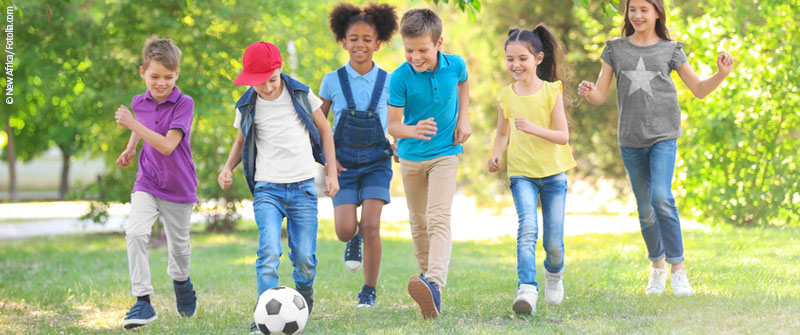 Schulbezogene Sozialarbeit an der Dreilinden-Grundschule, Berlin Zehlendorf, Kinder spielen Fussball Schulbezogene Sozialarbeit an der Dreilinden-Grundschule, Berlin Zehlendorf, Kinder spielen Fussball