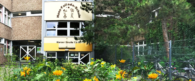 Schulbezogene Sozialarbeit der tandem BTL an der Hans-Fallada-Schule, Berlin Neukölln Grundschule mit gebundenem Ganztag und einem sonderpädagogischen Förderzentrum mit dem Schwerpunkt 'Lernen', Eingang Schulbezogene Sozialarbeit der tandem BTL an der Hans-Fallada-Schule, Berlin Neukölln Grundschule mit gebundenem Ganztag und einem sonderpädagogischen Förderzentrum mit dem Schwerpunkt 'Lernen', Eingang