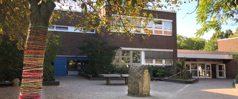 Schulbezogene Sozialarbeit an der Helmut-James-von-Moltke-Schule in Nord-Charlottenburg, Schulgebäude und Schulhof Schulbezogene Sozialarbeit an der Helmut-James-von-Moltke-Schule in Nord-Charlottenburg, Schulgebäude und Schulhof