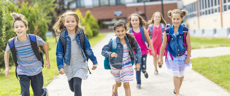 Schulbezogene Sozialarbeit an der Möwensee-Grundschule, Berlin Mitte, Kindergruppe mit Schultaschen Schulbezogene Sozialarbeit an der Möwensee-Grundschule, Berlin Mitte, Kindergruppe mit Schultaschen