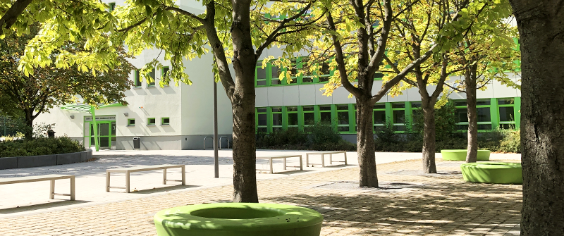Schulsozialarbeit an der Gretel-Bergmann-Gemeinschaftsschule in Marzahn-Mitte, auf dem Schulhof Schulsozialarbeit an der Gretel-Bergmann-Gemeinschaftsschule in Marzahn-Mitte, auf dem Schulhof
